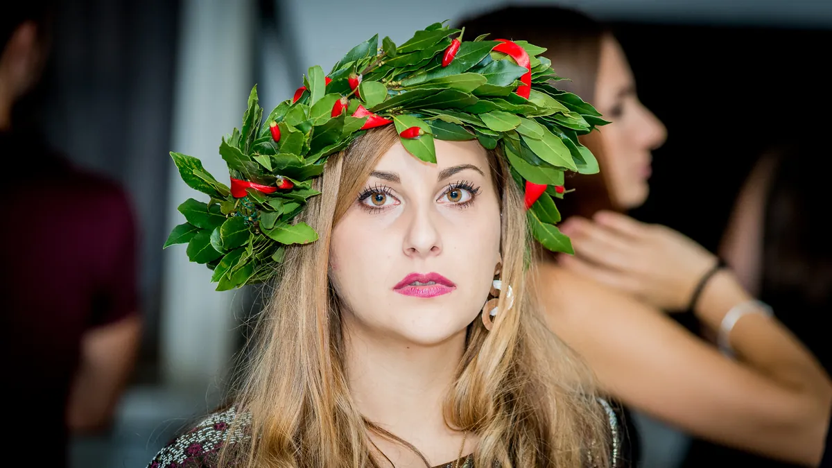 Neolaureata con la corona d'alloro alla sua festa di laurea a Roma