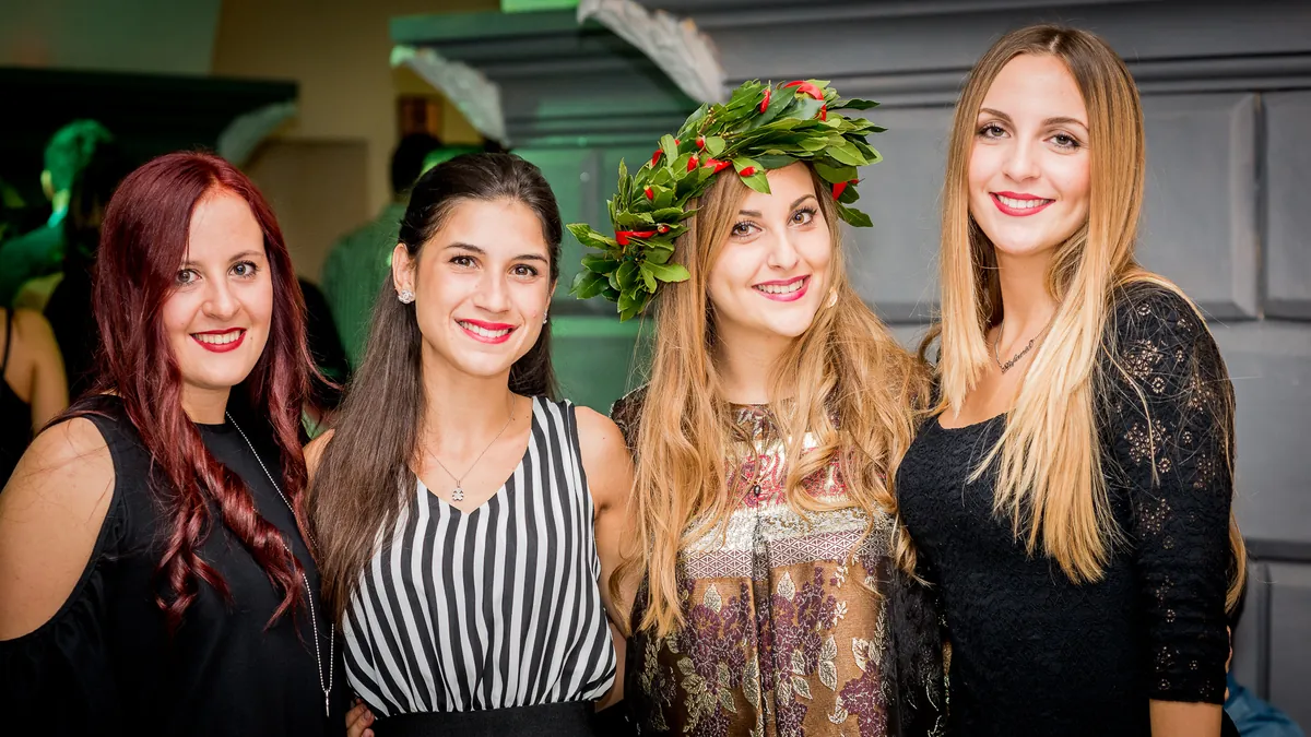Quattro ragazze in posa con la laureata alla festa di laurea a Roma