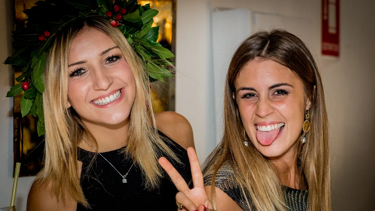Due amiche ridono davanti all'obiettivo alla festa di laurea