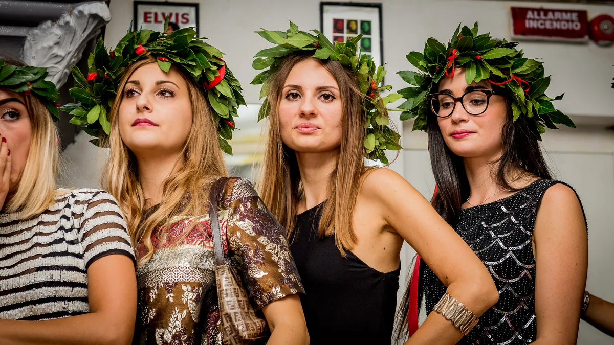 Quattro ragazze con la corona d'alloro alla festa dopo la proclamazione