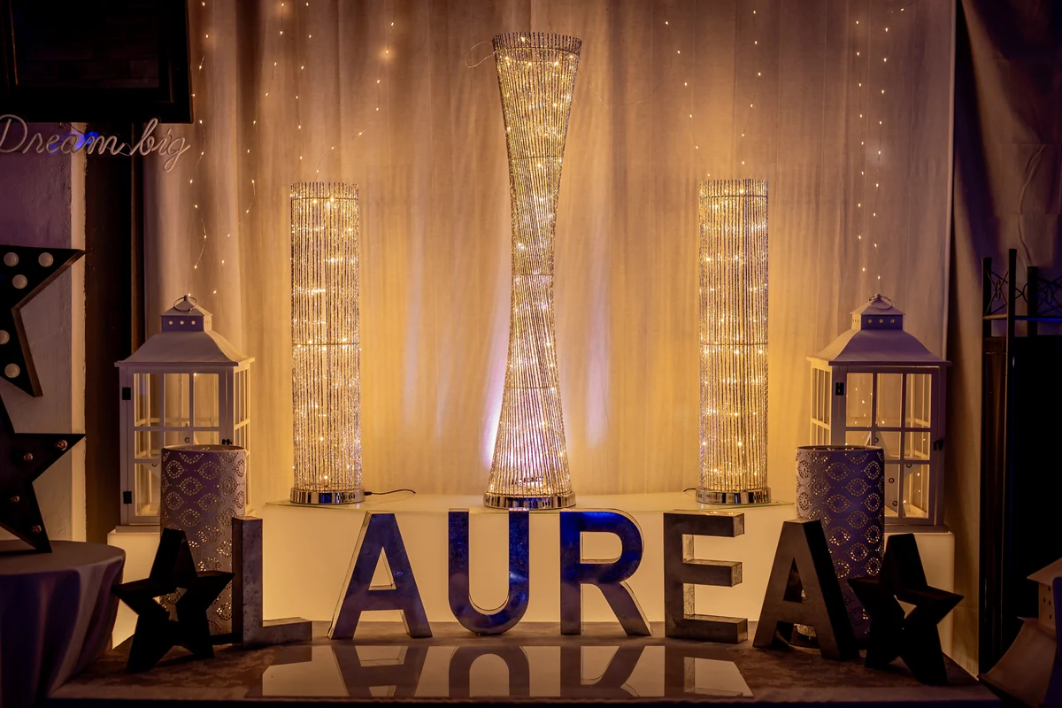 Allestimento della festa di laurea con le lettere luminose LAUREA e le lanterne