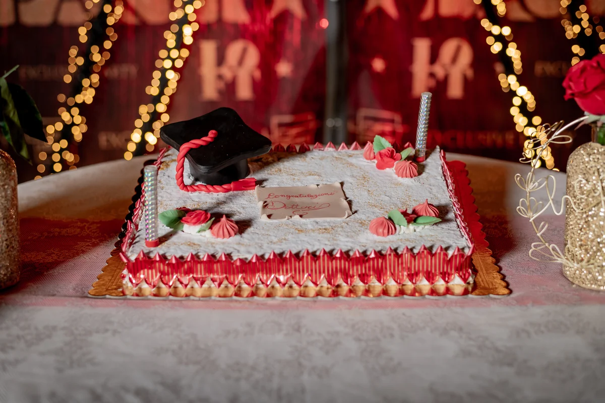 Torta di laurea decorata con il tocco nero e la pergamena di zucchero