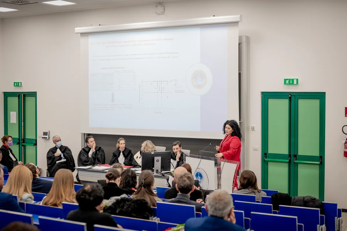 La discussione della tesi in aula magna davanti alla commissione e al pubblico
