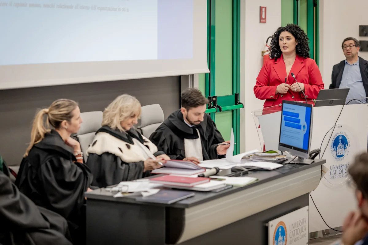La commissione di laurea in toga ascolta la discussione della tesi