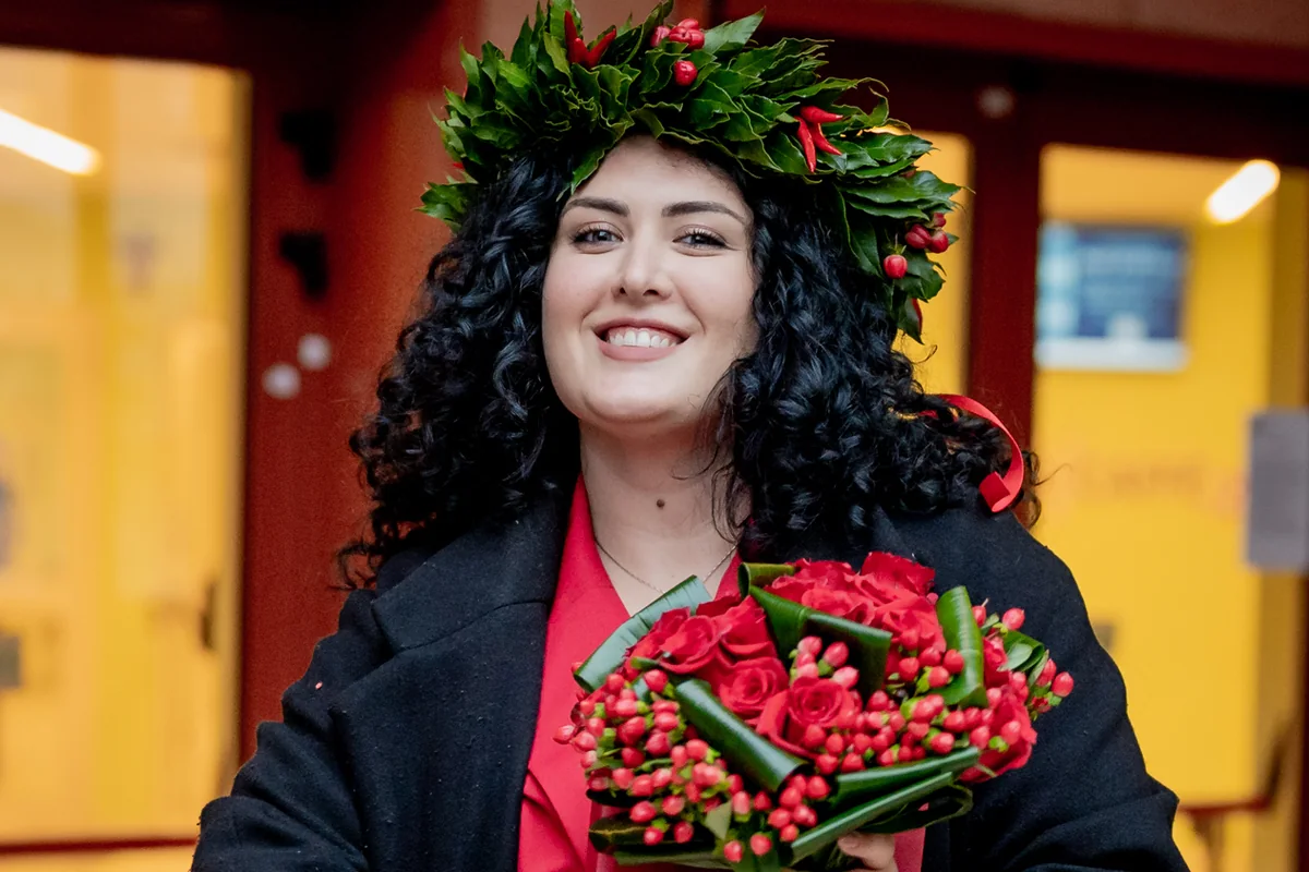 Ritratto della neolaureata con la corona d'alloro e il mazzo di fiori
