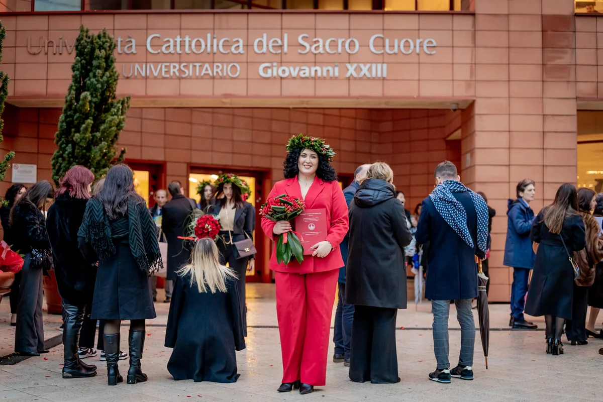 La neolaureata davanti all'Università Cattolica del Sacro Cuore a Roma