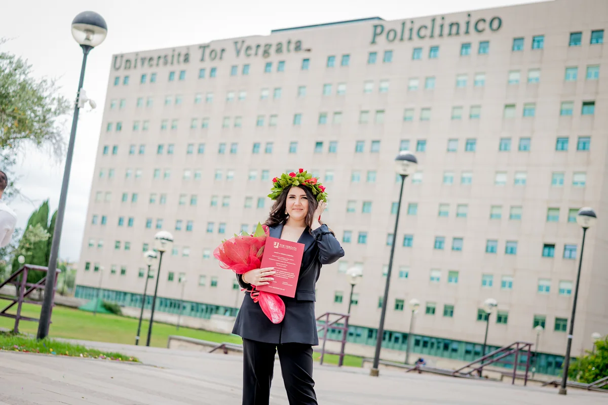 La neolaureata davanti all'edificio dell'Università di Roma Tor Vergata