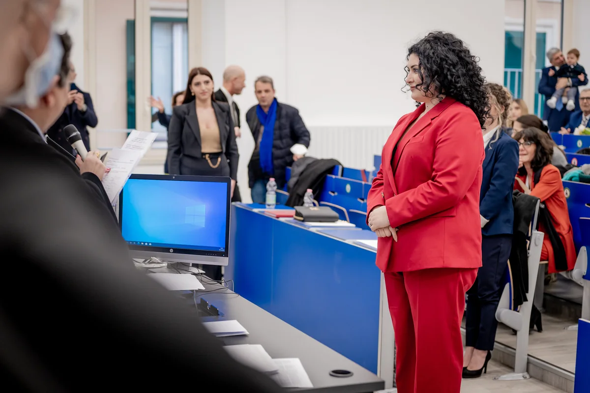La laureanda in piedi in aula mentre aspetta la proclamazione