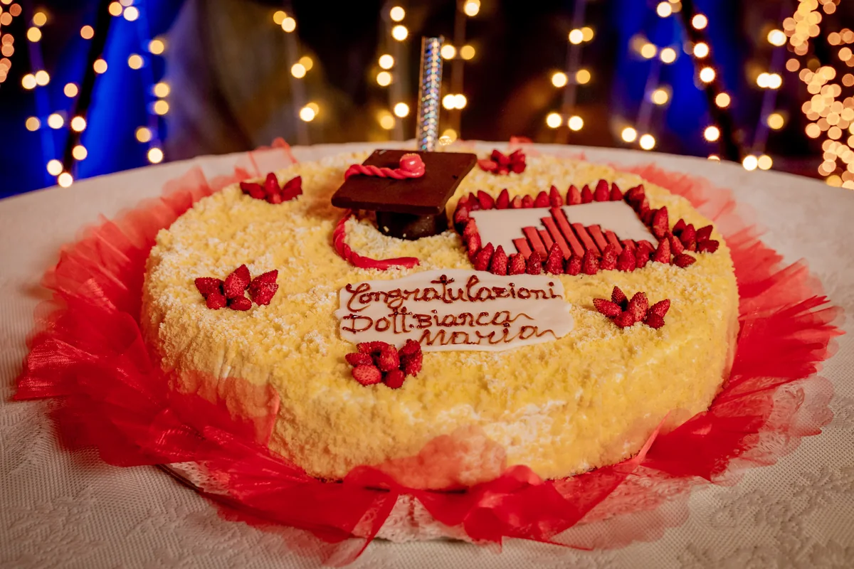 Torta di laurea a cuore con la scritta Congratulazioni Dottoressa