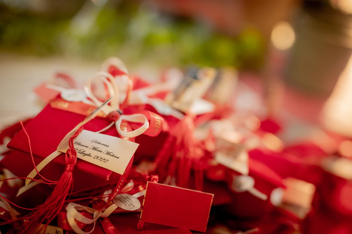 I segnaposto rossi preparati per gli invitati alla festa di laurea