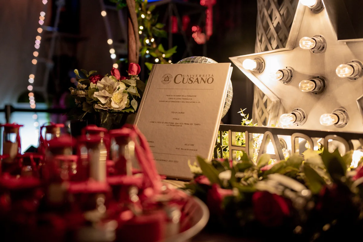 Dettaglio della confettata con i confetti rossi e le luci